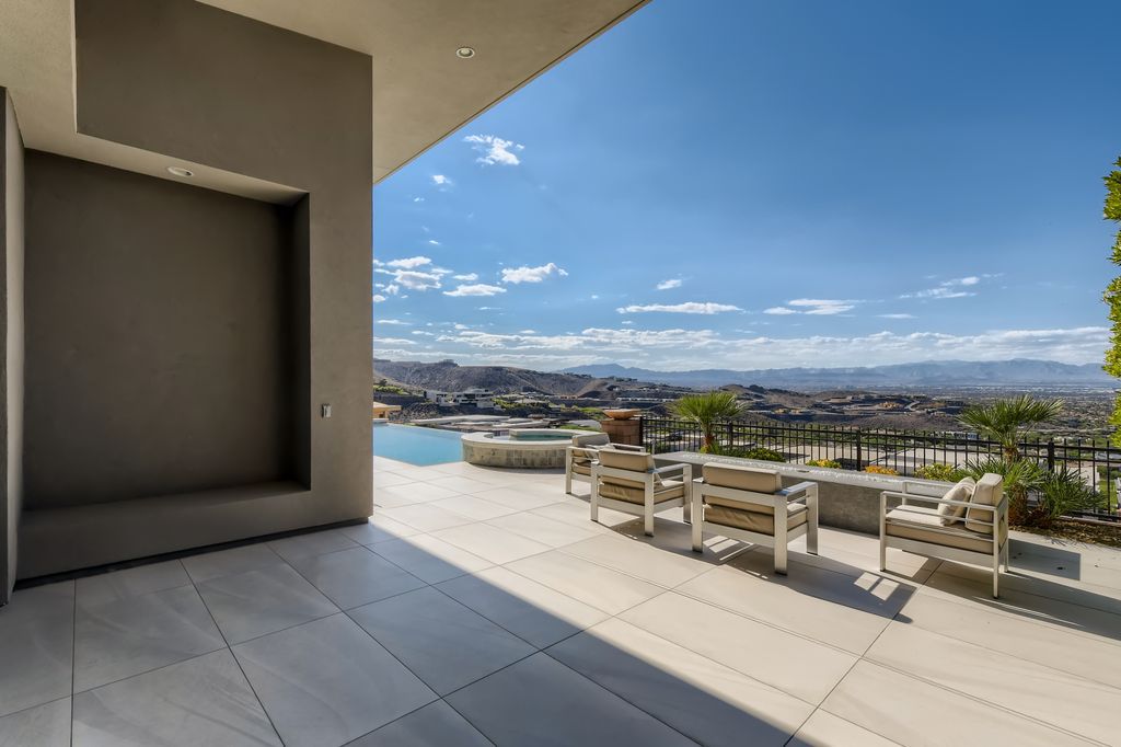 The Home in Henderson, a MacDonald Highlands residence offers a bright and open floor plan, an amazing backyard with infinity edge pool, spa, outdoor kitchen with bbq, fire pit and lounge area is now available for sale. This home located at 667 Palisade Rim Dr, Henderson, Nevada