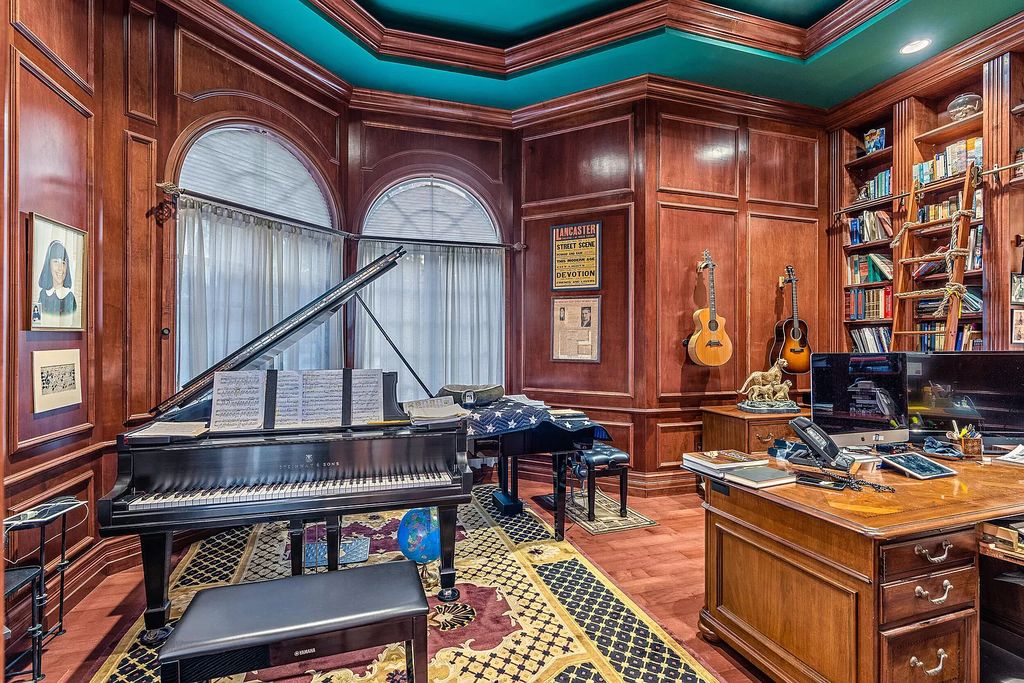 The Estate in Jupiter, a spectacular home with-in minutes to the Atlantic Ocean offering amazing water life is now available for sale. This home located at 19010 Loxahatchee River Rd, Jupiter, Florida