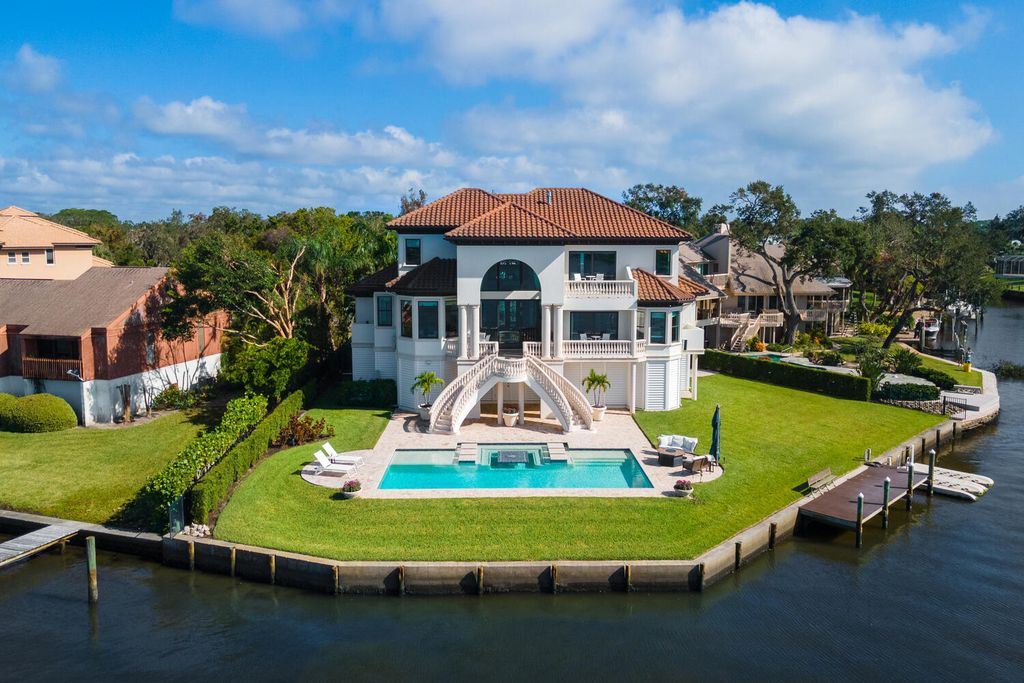 7350 Captain Kidd Ave, Sarasota, Florida is an amazing bay front estate accentuates a light and bright designer open floor plan which effortlessly blends architectural character with a modern look.