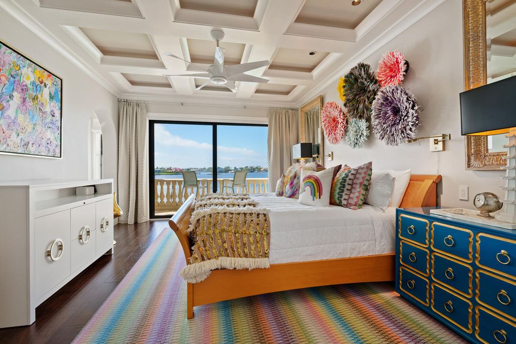 7350 Captain Kidd Ave, Sarasota, Florida is an amazing bay front estate accentuates a light and bright designer open floor plan which effortlessly blends architectural character with a modern look.
