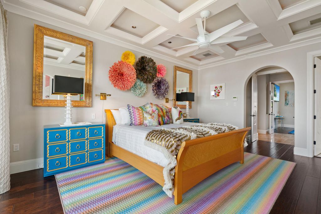 7350 Captain Kidd Ave, Sarasota, Florida is an amazing bay front estate accentuates a light and bright designer open floor plan which effortlessly blends architectural character with a modern look.