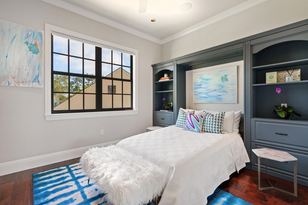 7350 Captain Kidd Ave, Sarasota, Florida is an amazing bay front estate accentuates a light and bright designer open floor plan which effortlessly blends architectural character with a modern look.