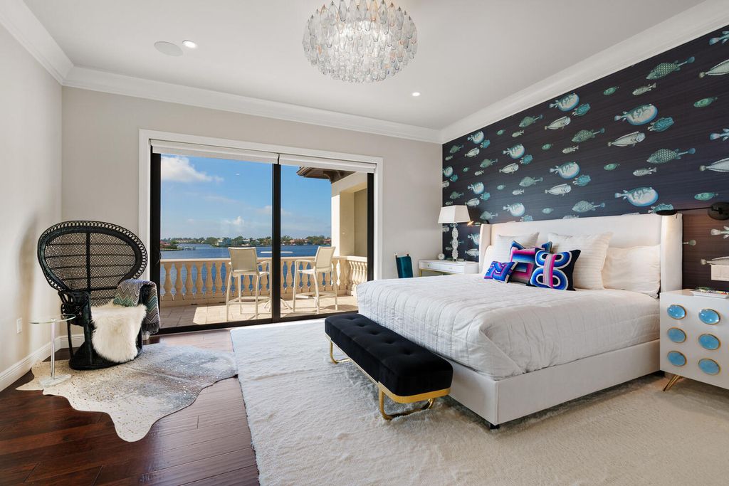 7350 Captain Kidd Ave, Sarasota, Florida is an amazing bay front estate accentuates a light and bright designer open floor plan which effortlessly blends architectural character with a modern look.