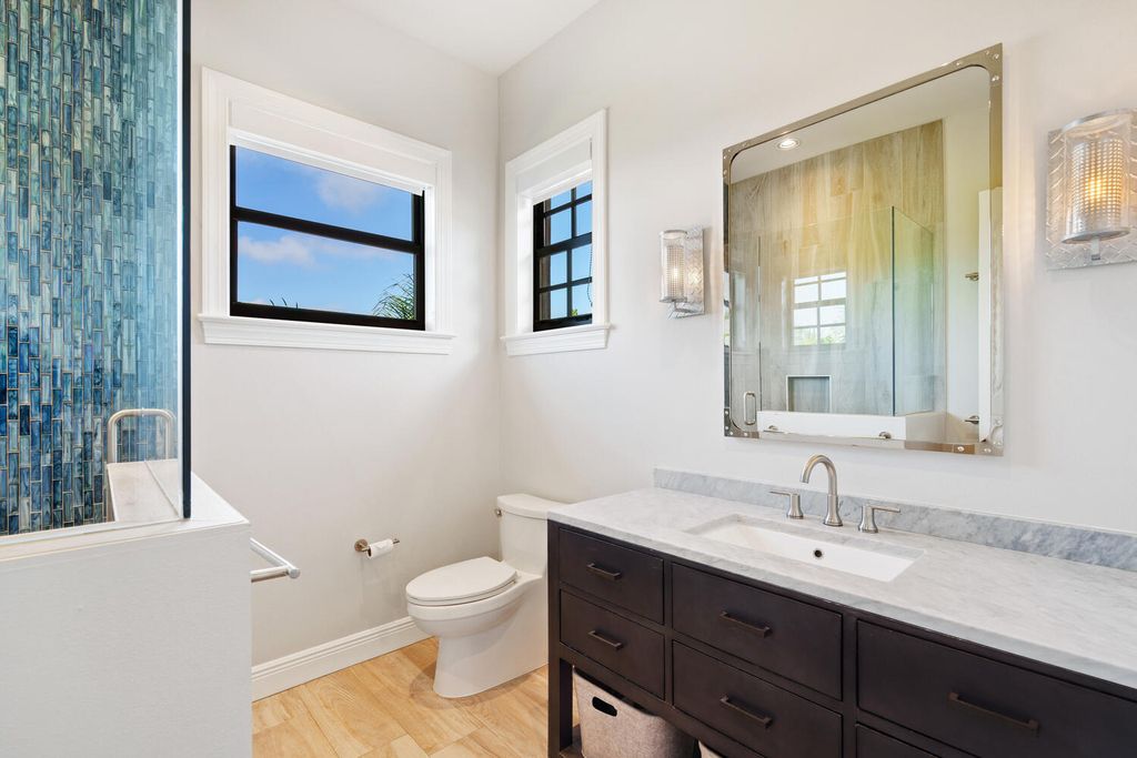 7350 Captain Kidd Ave, Sarasota, Florida is an amazing bay front estate accentuates a light and bright designer open floor plan which effortlessly blends architectural character with a modern look.
