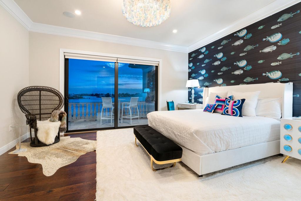 7350 Captain Kidd Ave, Sarasota, Florida is an amazing bay front estate accentuates a light and bright designer open floor plan which effortlessly blends architectural character with a modern look.