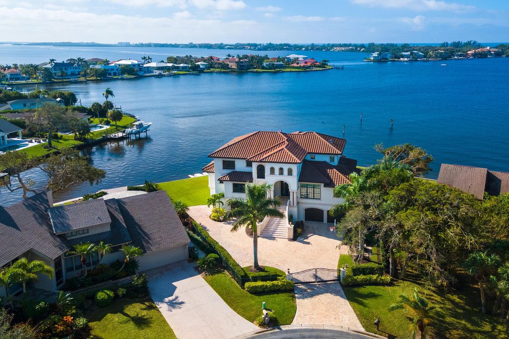 7350 Captain Kidd Ave, Sarasota, Florida is an amazing bay front estate accentuates a light and bright designer open floor plan which effortlessly blends architectural character with a modern look.
