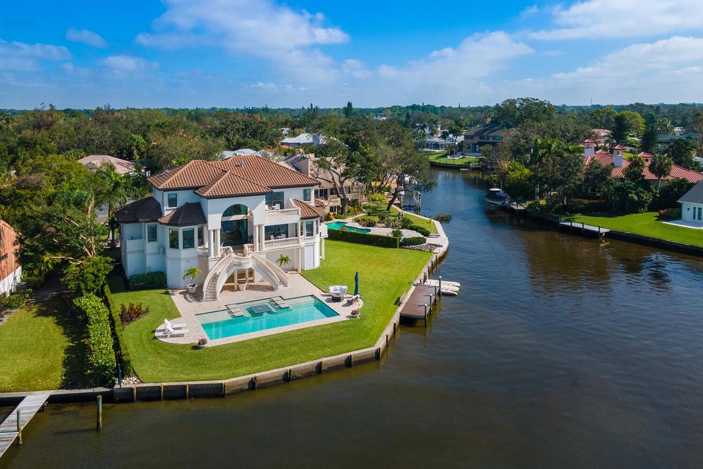 7350 Captain Kidd Ave, Sarasota, Florida is an amazing bay front estate accentuates a light and bright designer open floor plan which effortlessly blends architectural character with a modern look.