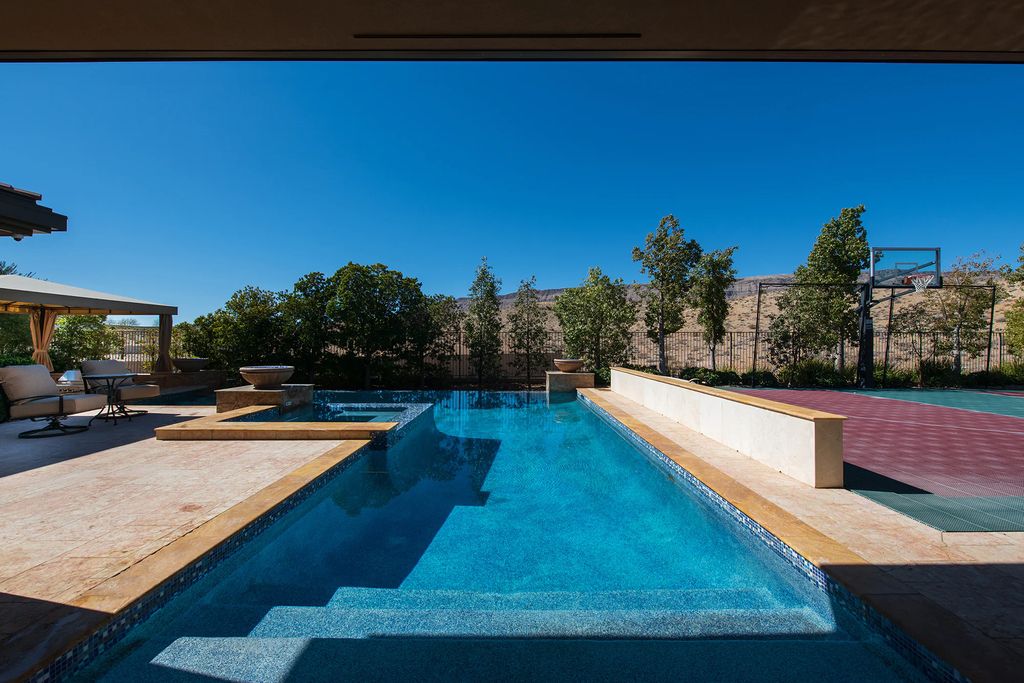 The Home in Las Vegas, an entertainer's dream at the end of a cul-de-sac with unobstructed mountain views boasting large, bright rooms, pocketing doors and windows as well as an abundance of natural light is now available for sale. This home located at 15 Bright Hollow Ct, Las Vegas, Nevada