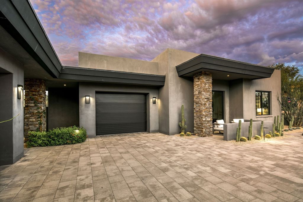 The Home in Scottsdale, a stunning desert contemporary estate which all on one level with open, airy and inviting floor plan encourages the seamless indoor outdoor living experience that is so unique to Arizona  is now available for sale. This home located at 39813 N 103rd Way, Scottsdale, Arizona