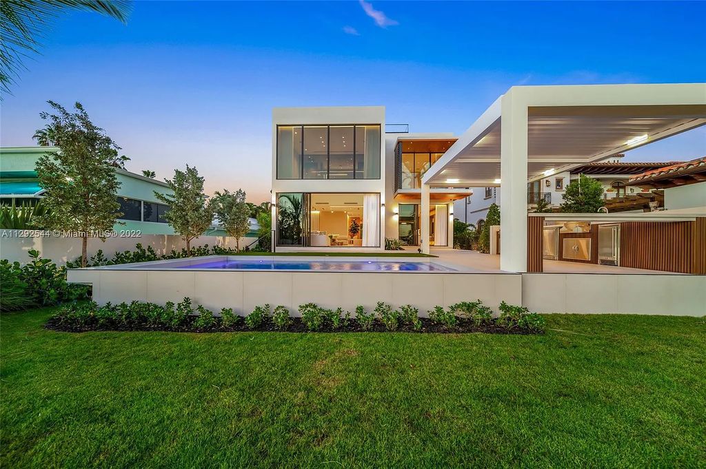 216 Palm Avenue, Miami Beach, Florida is a newly constructed waterfront masterpiece in one of the most coveted communities in Miami Beach with finest materials and highest standard in construction.