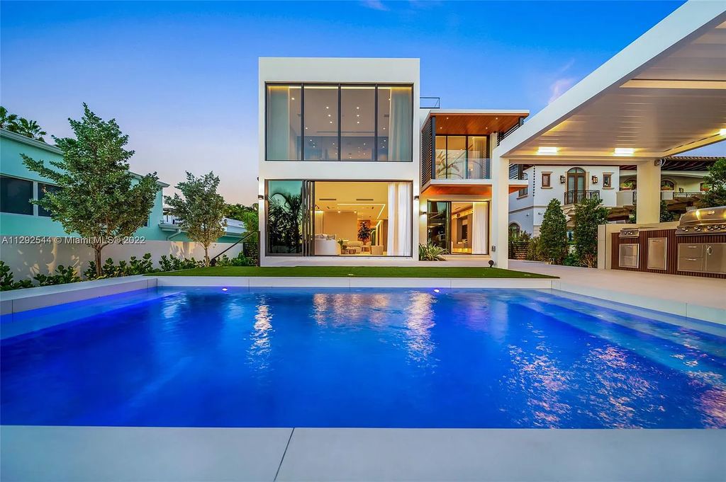 216 Palm Avenue, Miami Beach, Florida is a newly constructed waterfront masterpiece in one of the most coveted communities in Miami Beach with finest materials and highest standard in construction.