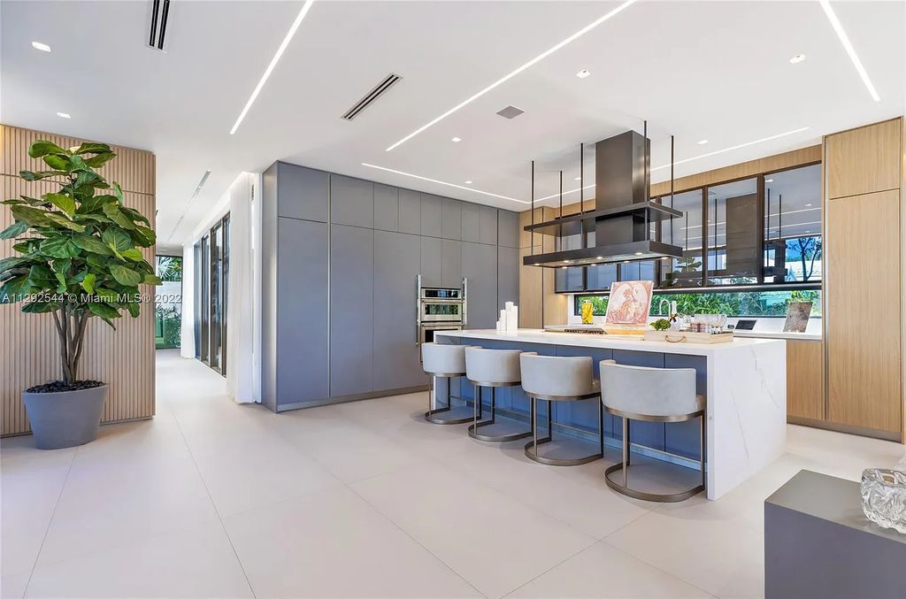 216 Palm Avenue, Miami Beach, Florida is a newly constructed waterfront masterpiece in one of the most coveted communities in Miami Beach with finest materials and highest standard in construction.