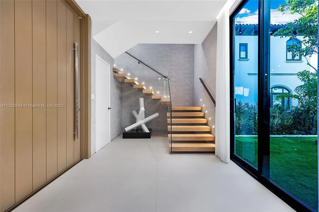 216 Palm Avenue, Miami Beach, Florida is a newly constructed waterfront masterpiece in one of the most coveted communities in Miami Beach with finest materials and highest standard in construction.