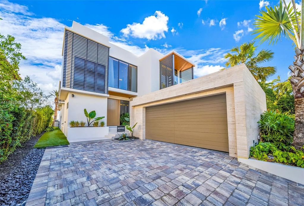 216 Palm Avenue, Miami Beach, Florida is a newly constructed waterfront masterpiece in one of the most coveted communities in Miami Beach with finest materials and highest standard in construction.