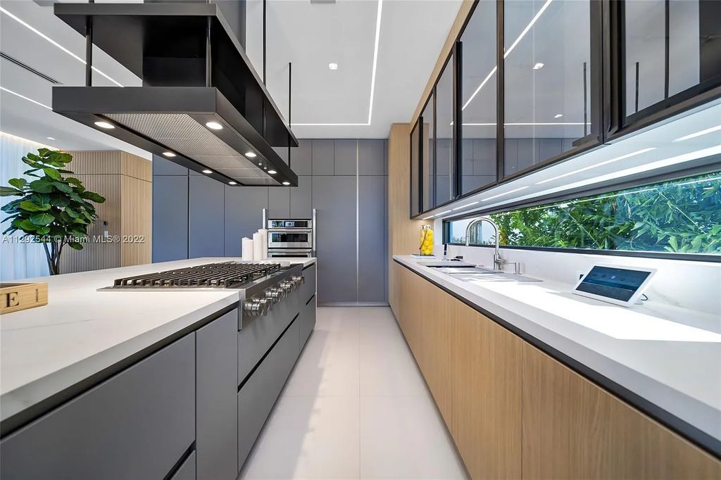 216 Palm Avenue, Miami Beach, Florida is a newly constructed waterfront masterpiece in one of the most coveted communities in Miami Beach with finest materials and highest standard in construction.