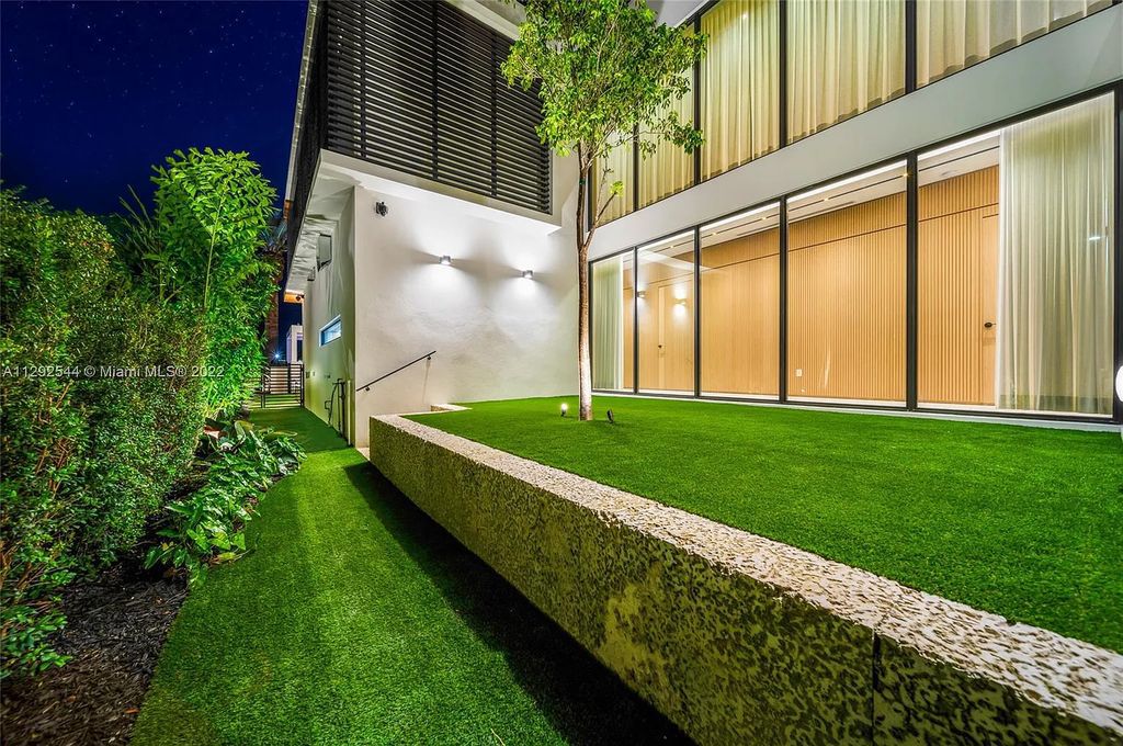 216 Palm Avenue, Miami Beach, Florida is a newly constructed waterfront masterpiece in one of the most coveted communities in Miami Beach with finest materials and highest standard in construction.