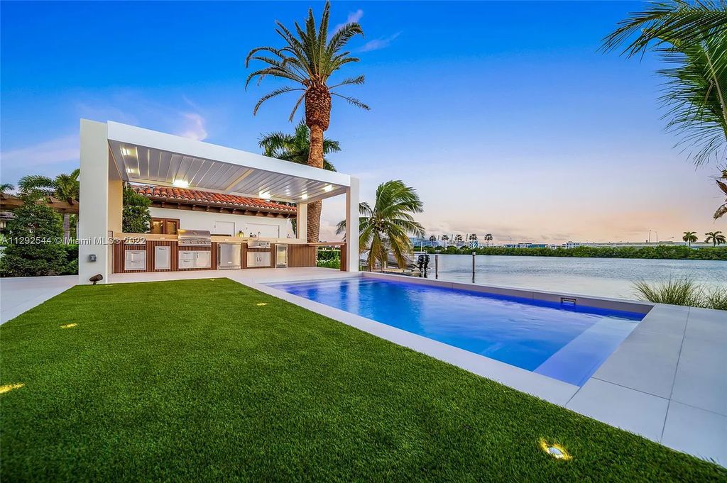 216 Palm Avenue, Miami Beach, Florida is a newly constructed waterfront masterpiece in one of the most coveted communities in Miami Beach with finest materials and highest standard in construction.