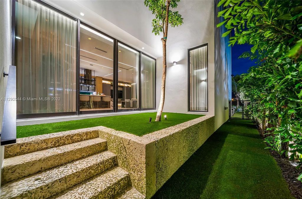 216 Palm Avenue, Miami Beach, Florida is a newly constructed waterfront masterpiece in one of the most coveted communities in Miami Beach with finest materials and highest standard in construction.