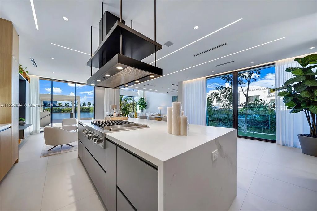 216 Palm Avenue, Miami Beach, Florida is a newly constructed waterfront masterpiece in one of the most coveted communities in Miami Beach with finest materials and highest standard in construction.