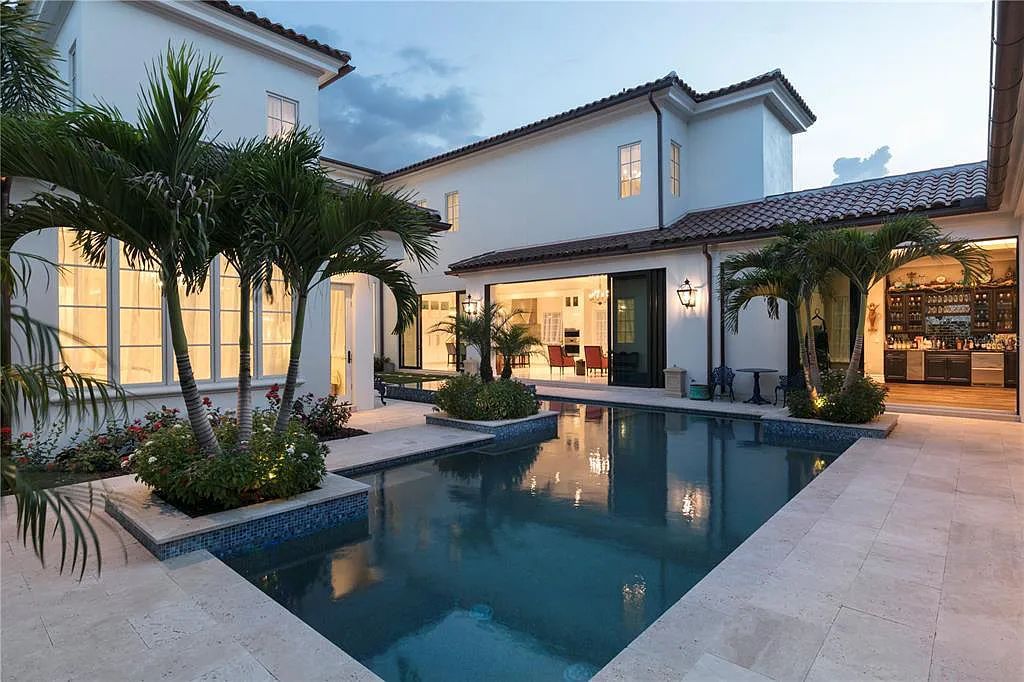 The Home in Orlando, a Spanish style residence nestled within the private residential community of Golden Oak with resort features including an expansive chef’s kitchen, Four Seasons catering kitchen, elevator, 3-car garage and two flex rooms is now available for sale. This home located at 10285 Summer Meadow Way, Orlando, Florida