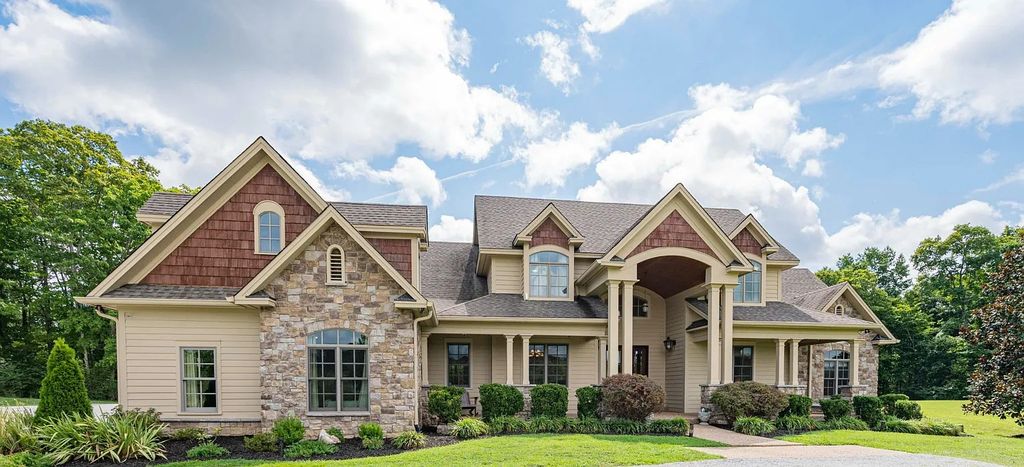The Estate in Kingston Springs is a luxurious home that you have to see now available for sale. This home located at 872 Pinnacle Hill Rd, Kingston Springs, Tennessee; offering 03 bedrooms and 04 bathrooms with 4,192 square feet of living spaces. 
