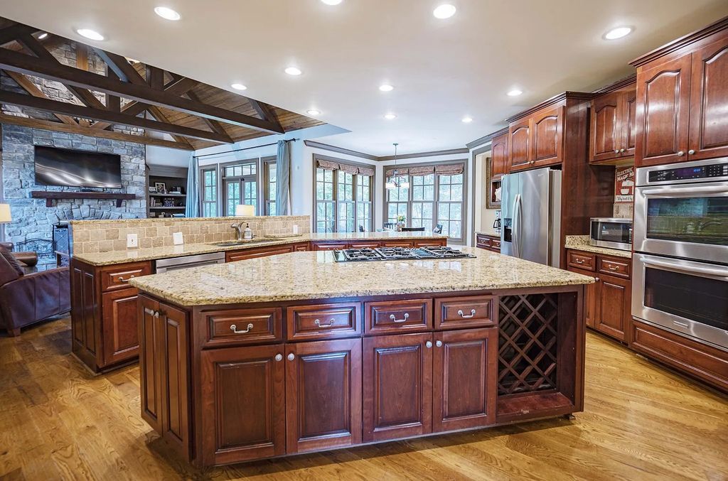 The Estate in Kingston Springs is a luxurious home that you have to see now available for sale. This home located at 872 Pinnacle Hill Rd, Kingston Springs, Tennessee; offering 03 bedrooms and 04 bathrooms with 4,192 square feet of living spaces. 