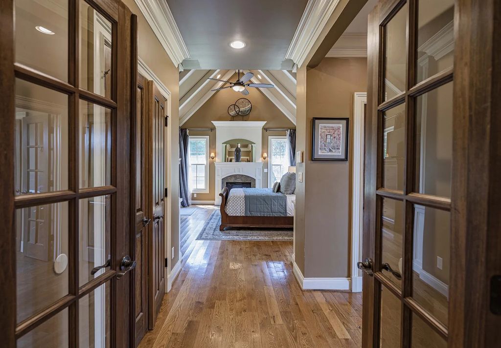 The Estate in Kingston Springs is a luxurious home that you have to see now available for sale. This home located at 872 Pinnacle Hill Rd, Kingston Springs, Tennessee; offering 03 bedrooms and 04 bathrooms with 4,192 square feet of living spaces. 