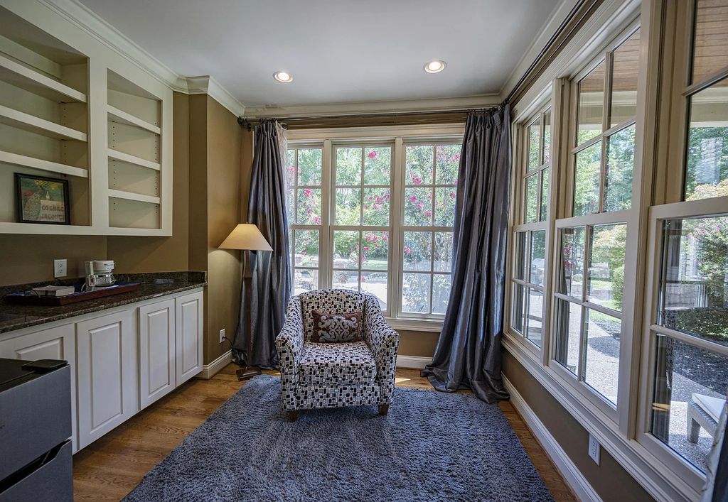 The Estate in Kingston Springs is a luxurious home that you have to see now available for sale. This home located at 872 Pinnacle Hill Rd, Kingston Springs, Tennessee; offering 03 bedrooms and 04 bathrooms with 4,192 square feet of living spaces. 