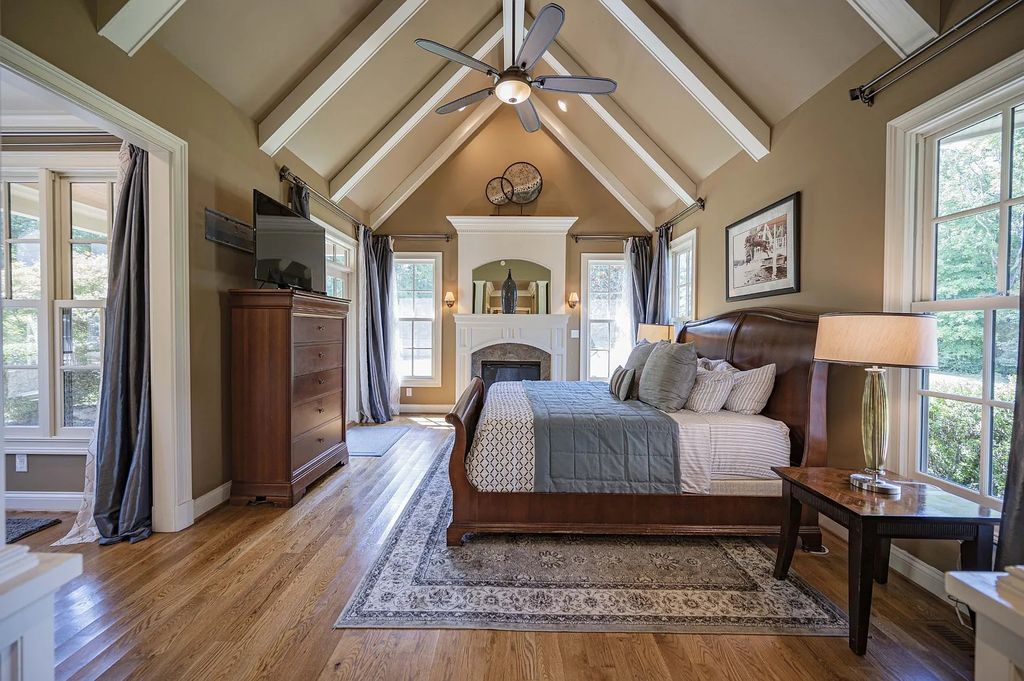 The Estate in Kingston Springs is a luxurious home that you have to see now available for sale. This home located at 872 Pinnacle Hill Rd, Kingston Springs, Tennessee; offering 03 bedrooms and 04 bathrooms with 4,192 square feet of living spaces. 