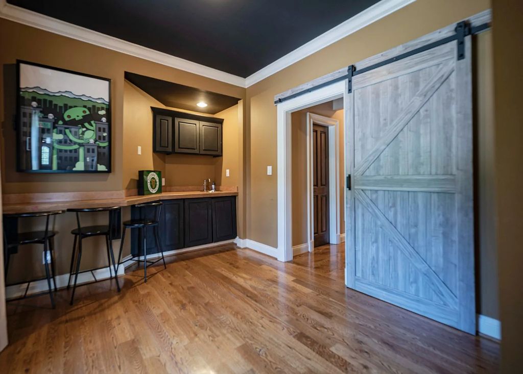 The Estate in Kingston Springs is a luxurious home that you have to see now available for sale. This home located at 872 Pinnacle Hill Rd, Kingston Springs, Tennessee; offering 03 bedrooms and 04 bathrooms with 4,192 square feet of living spaces. 