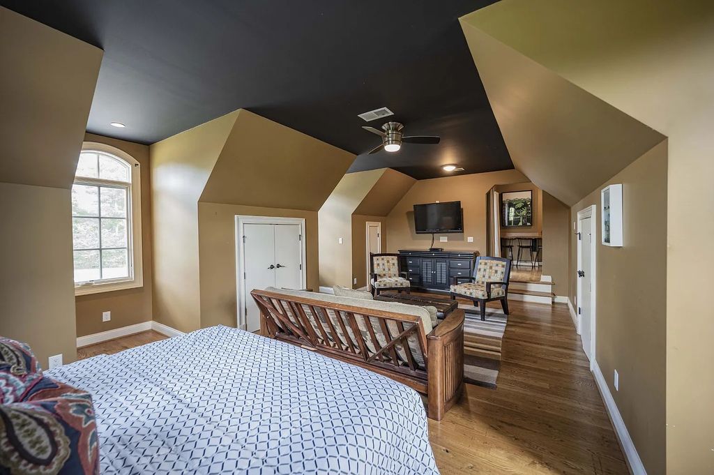 The Estate in Kingston Springs is a luxurious home that you have to see now available for sale. This home located at 872 Pinnacle Hill Rd, Kingston Springs, Tennessee; offering 03 bedrooms and 04 bathrooms with 4,192 square feet of living spaces. 