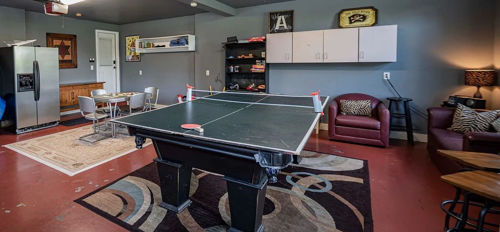 The Estate in Kingston Springs is a luxurious home that you have to see now available for sale. This home located at 872 Pinnacle Hill Rd, Kingston Springs, Tennessee; offering 03 bedrooms and 04 bathrooms with 4,192 square feet of living spaces. 