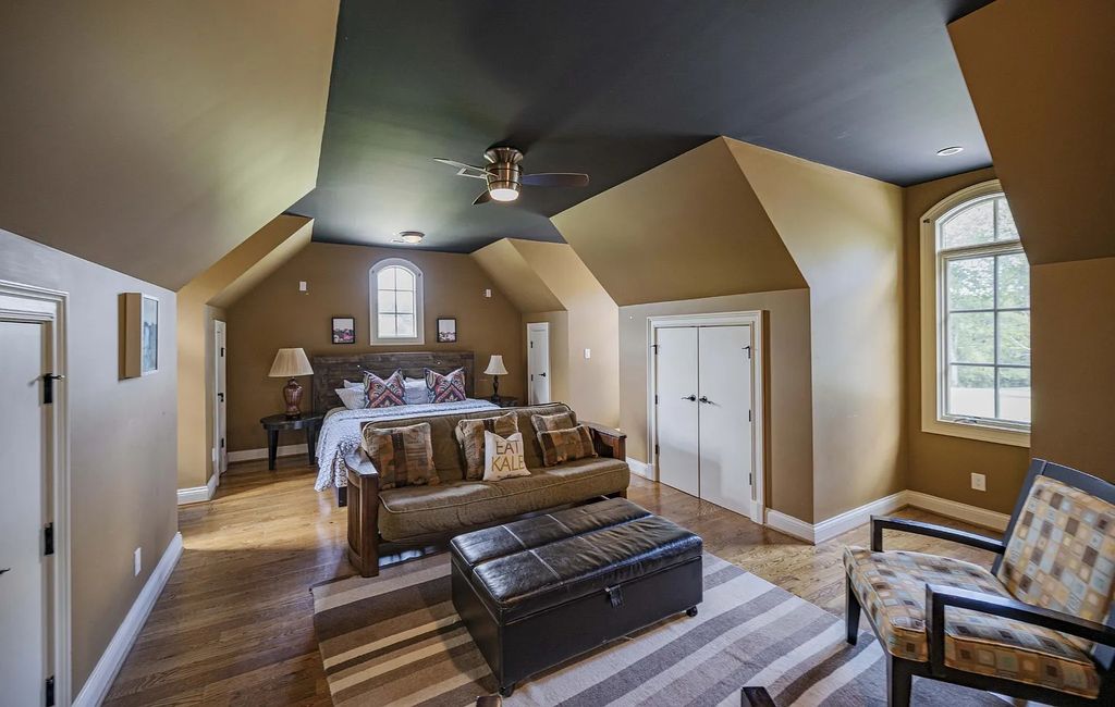 The Estate in Kingston Springs is a luxurious home that you have to see now available for sale. This home located at 872 Pinnacle Hill Rd, Kingston Springs, Tennessee; offering 03 bedrooms and 04 bathrooms with 4,192 square feet of living spaces. 