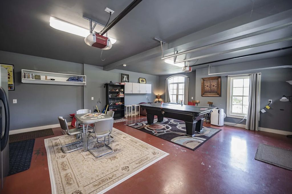 The Estate in Kingston Springs is a luxurious home that you have to see now available for sale. This home located at 872 Pinnacle Hill Rd, Kingston Springs, Tennessee; offering 03 bedrooms and 04 bathrooms with 4,192 square feet of living spaces. 