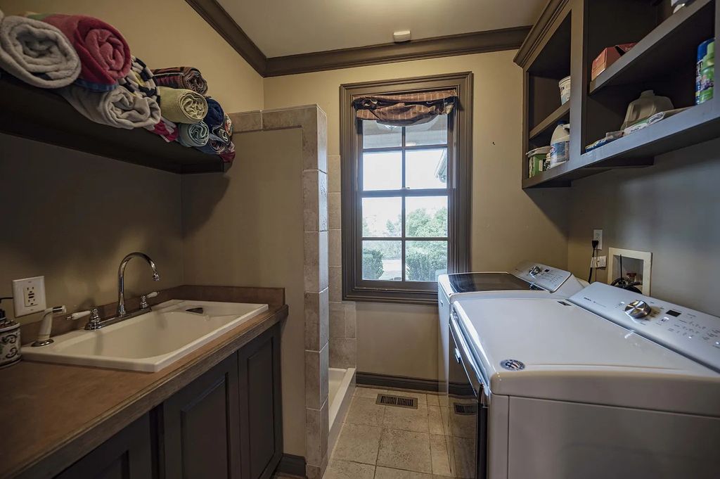 The Estate in Kingston Springs is a luxurious home that you have to see now available for sale. This home located at 872 Pinnacle Hill Rd, Kingston Springs, Tennessee; offering 03 bedrooms and 04 bathrooms with 4,192 square feet of living spaces. 