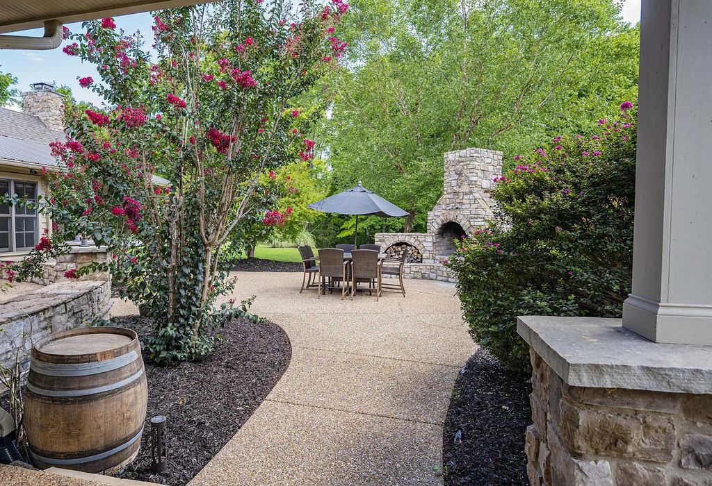 The Estate in Kingston Springs is a luxurious home that you have to see now available for sale. This home located at 872 Pinnacle Hill Rd, Kingston Springs, Tennessee; offering 03 bedrooms and 04 bathrooms with 4,192 square feet of living spaces. 