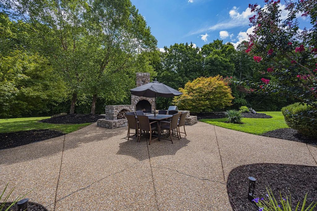 The Estate in Kingston Springs is a luxurious home that you have to see now available for sale. This home located at 872 Pinnacle Hill Rd, Kingston Springs, Tennessee; offering 03 bedrooms and 04 bathrooms with 4,192 square feet of living spaces. 