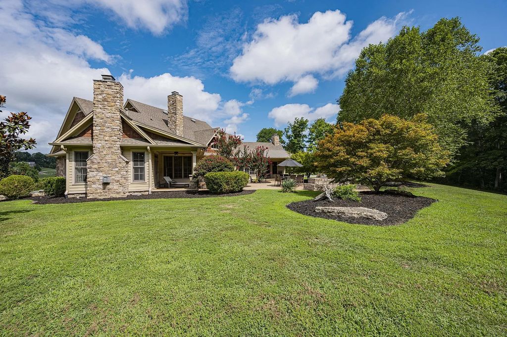 The Estate in Kingston Springs is a luxurious home that you have to see now available for sale. This home located at 872 Pinnacle Hill Rd, Kingston Springs, Tennessee; offering 03 bedrooms and 04 bathrooms with 4,192 square feet of living spaces. 