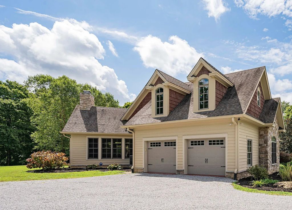 The Estate in Kingston Springs is a luxurious home that you have to see now available for sale. This home located at 872 Pinnacle Hill Rd, Kingston Springs, Tennessee; offering 03 bedrooms and 04 bathrooms with 4,192 square feet of living spaces. 