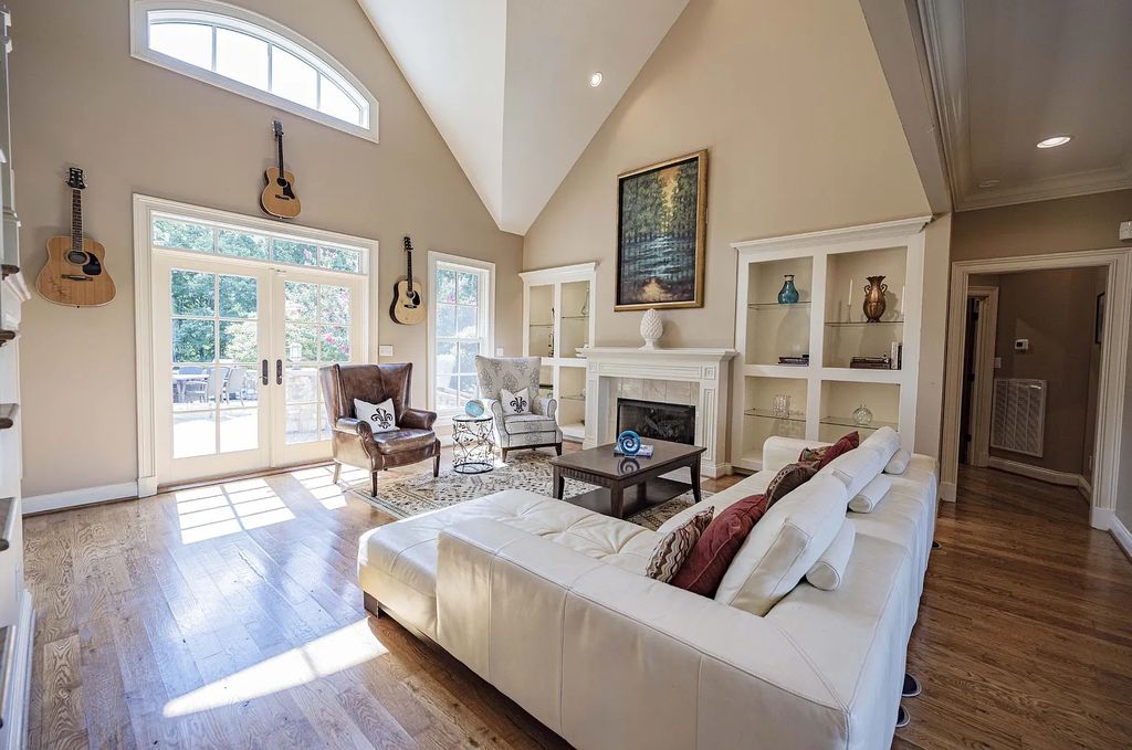 The Estate in Kingston Springs is a luxurious home that you have to see now available for sale. This home located at 872 Pinnacle Hill Rd, Kingston Springs, Tennessee; offering 03 bedrooms and 04 bathrooms with 4,192 square feet of living spaces. 