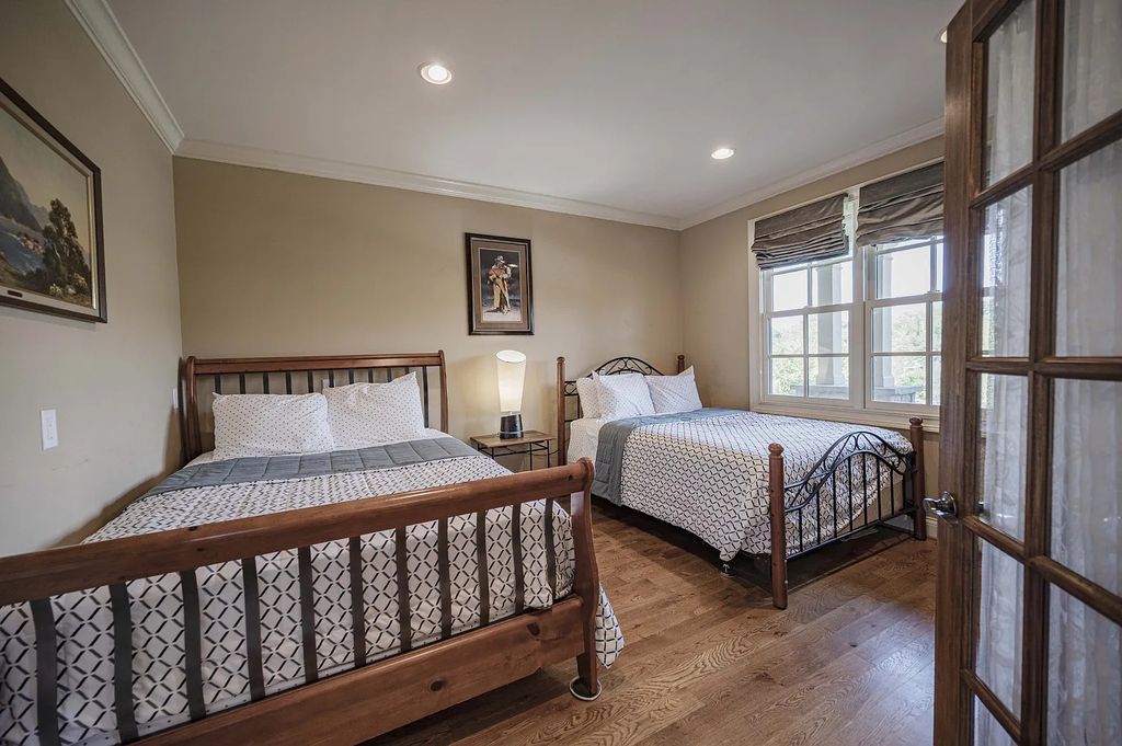 The Estate in Kingston Springs is a luxurious home that you have to see now available for sale. This home located at 872 Pinnacle Hill Rd, Kingston Springs, Tennessee; offering 03 bedrooms and 04 bathrooms with 4,192 square feet of living spaces. 