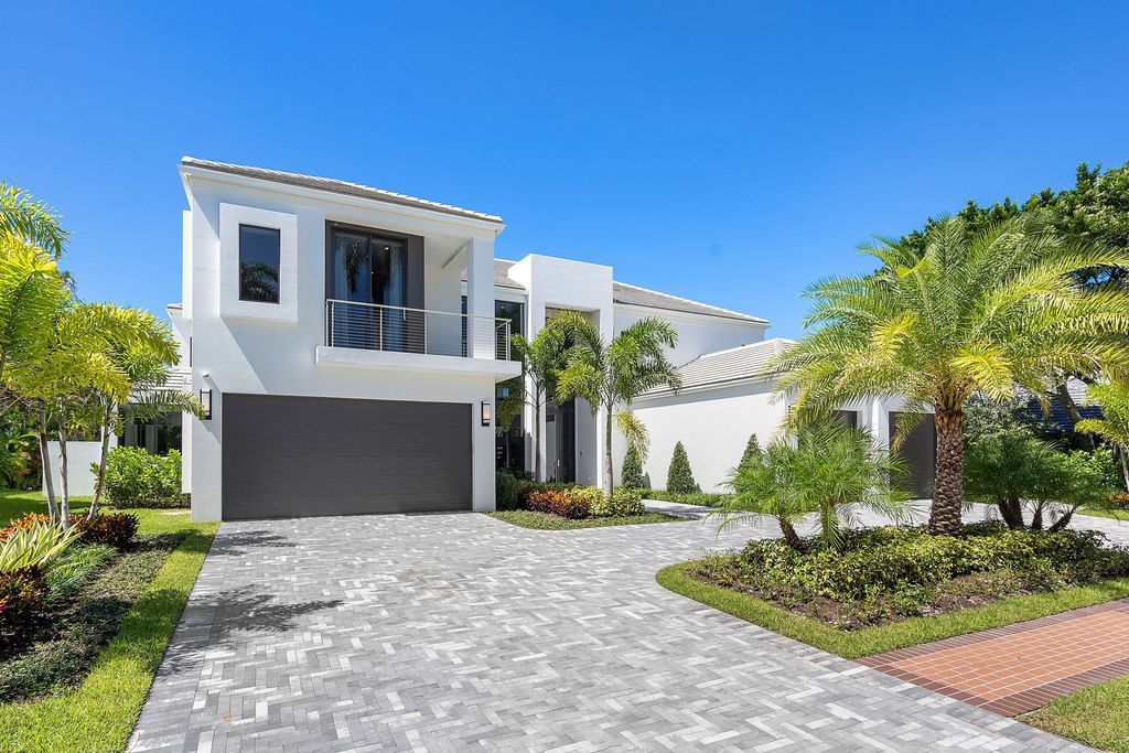 The Home in Boca Raton, a brand new modern estate in the world-renowned St. Andrew CC was designed by George Brewer Architect and decorated by Zelman Design is now available for sale. This home located at 17192 Northway Cir, Boca Raton, Florida