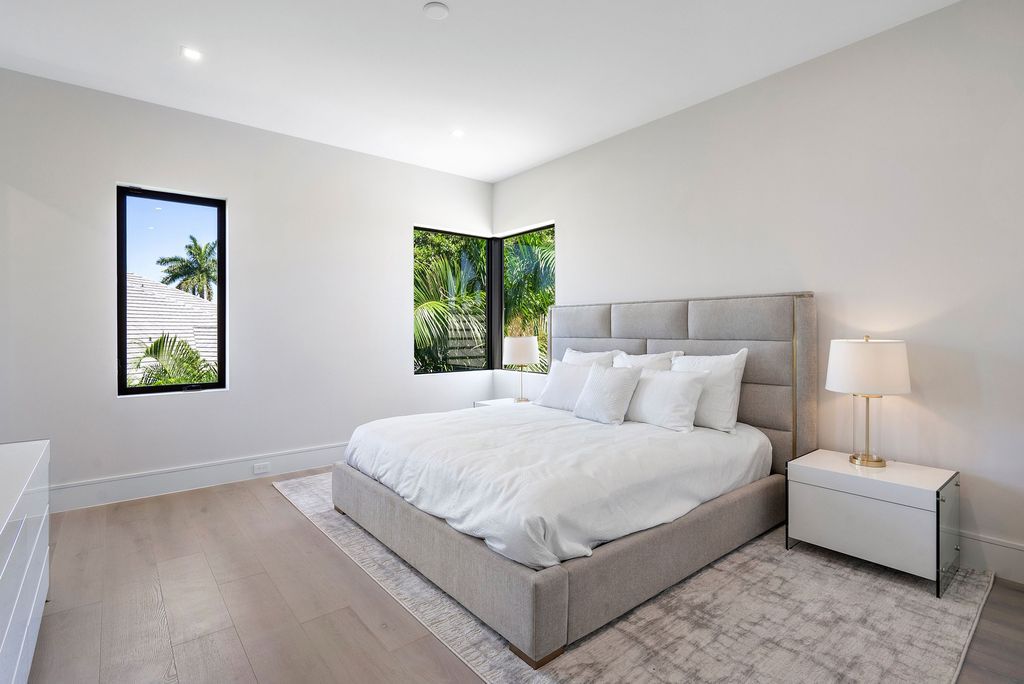 The Home in Boca Raton, a brand new modern estate in the world-renowned St. Andrew CC was designed by George Brewer Architect and decorated by Zelman Design is now available for sale. This home located at 17192 Northway Cir, Boca Raton, Florida