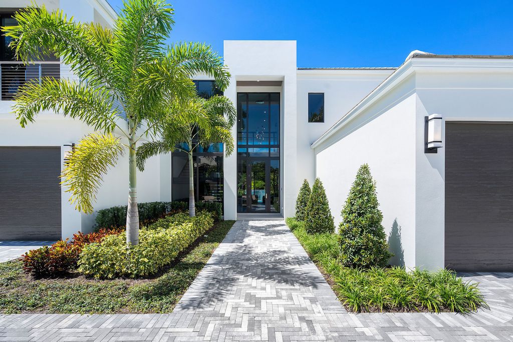 The Home in Boca Raton, a brand new modern estate in the world-renowned St. Andrew CC was designed by George Brewer Architect and decorated by Zelman Design is now available for sale. This home located at 17192 Northway Cir, Boca Raton, Florida