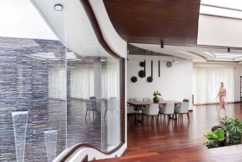 Contour House, spacious & comfort home by Archimatrix India Associates