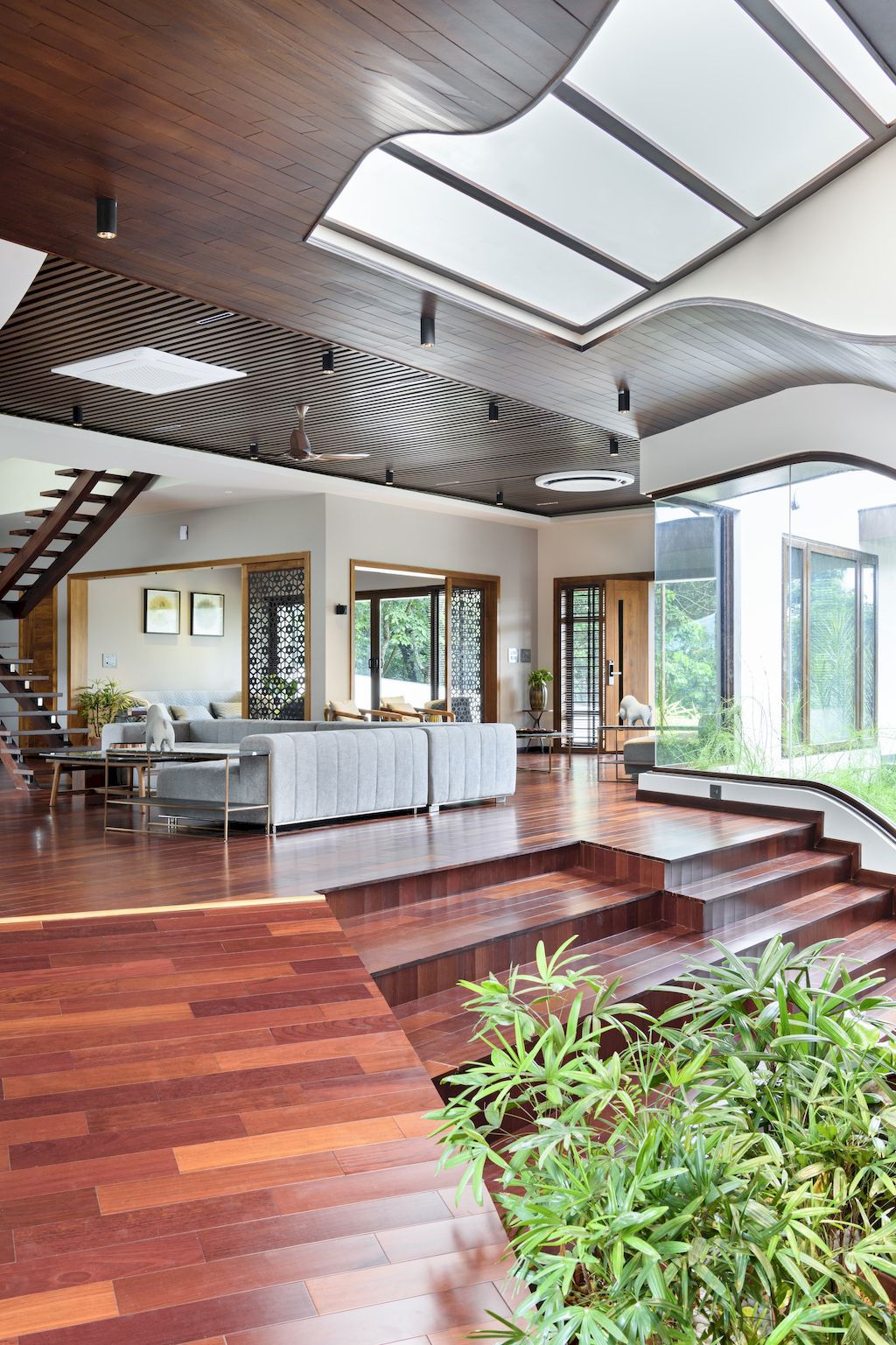 Contour House, spacious & comfort home by Archimatrix India Associates