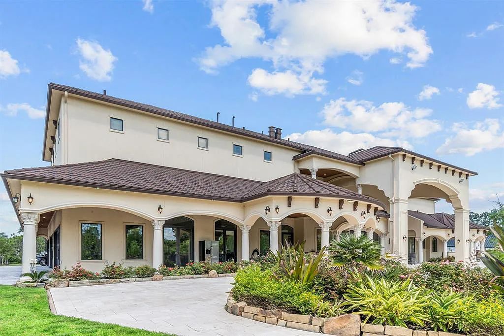 The Estate in Friendswood, an exceptional Mediterranean home with a breathtaking resort style backyard on 5 private wooded acres located along one of Friendswood’s most coveted streets is now available for sale. This home located at 10B Wilderness Trl, Friendswood, Texas