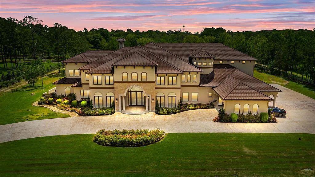 The Estate in Friendswood, an exceptional Mediterranean home with a breathtaking resort style backyard on 5 private wooded acres located along one of Friendswood’s most coveted streets is now available for sale. This home located at 10B Wilderness Trl, Friendswood, Texas