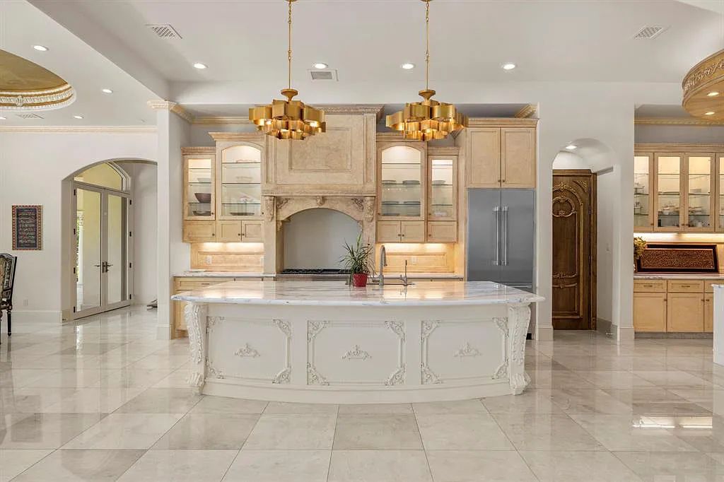 The Estate in Friendswood, an exceptional Mediterranean home with a breathtaking resort style backyard on 5 private wooded acres located along one of Friendswood’s most coveted streets is now available for sale. This home located at 10B Wilderness Trl, Friendswood, Texas