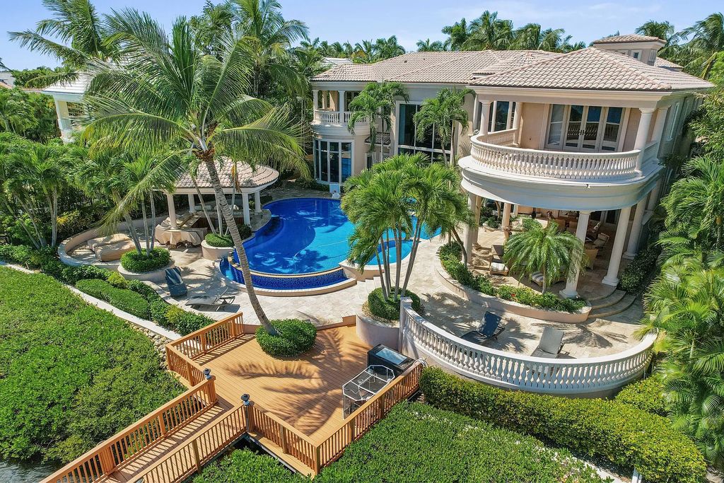 The Estate in Jupiter, an intracoastal masterpiece in The Club of Admirals Cove was executed by the talents of the design team of Affiniti Architechts, Parker-Yannette Landscape, Decorators Unlimited and Turtle Beach Construction is now available for sale. This home located at 192 Spyglass Ct, Jupiter, Florida